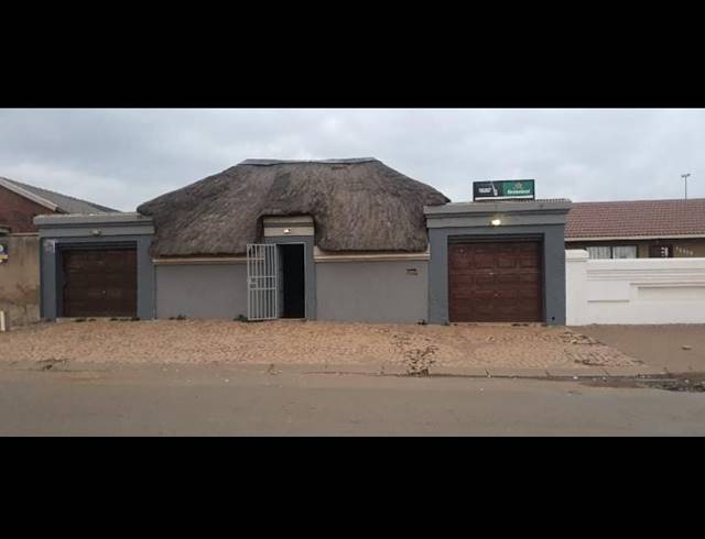 BEDROOM HOUSE FOR SALE IN TSAKANE